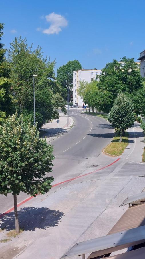 Cozy, Bright And Affordable Studio W/ Free Parking Ljubljana Luaran gambar